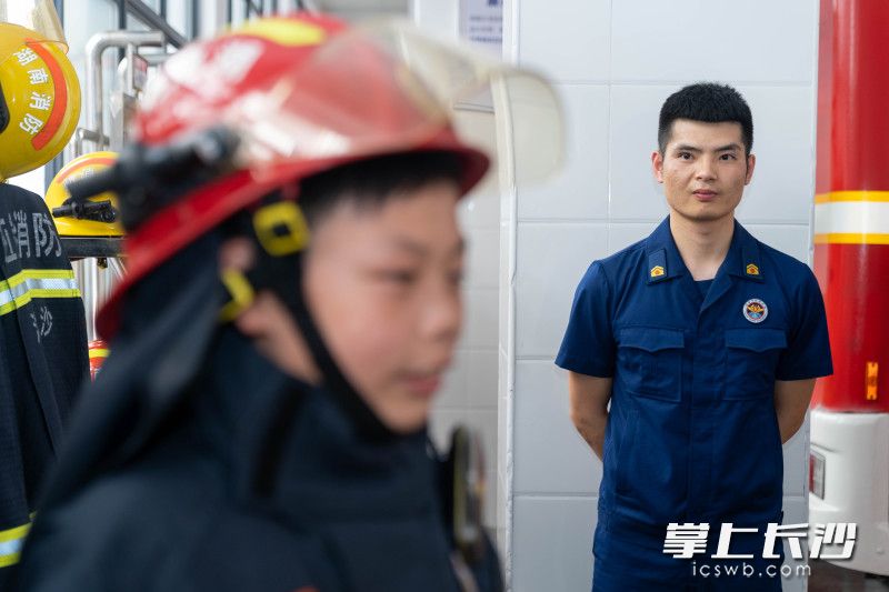 驾驶员邹定乾得知弟弟李晨辉的梦想是当消防员时，眼神中充满着期望。