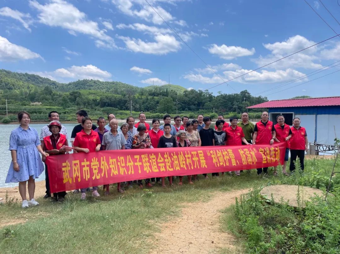 市知联会到村开展办公用品捐赠暨“利剑护蕾”宣讲活动(图1)