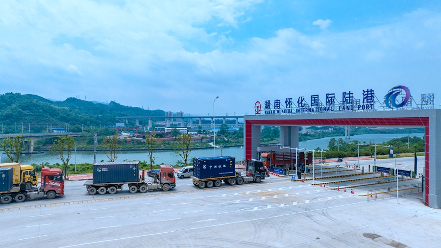 全新的怀化国际陆港大门，每天运输、转运车辆有序进出。（怀化日报全媒体记者 潘雨 摄）