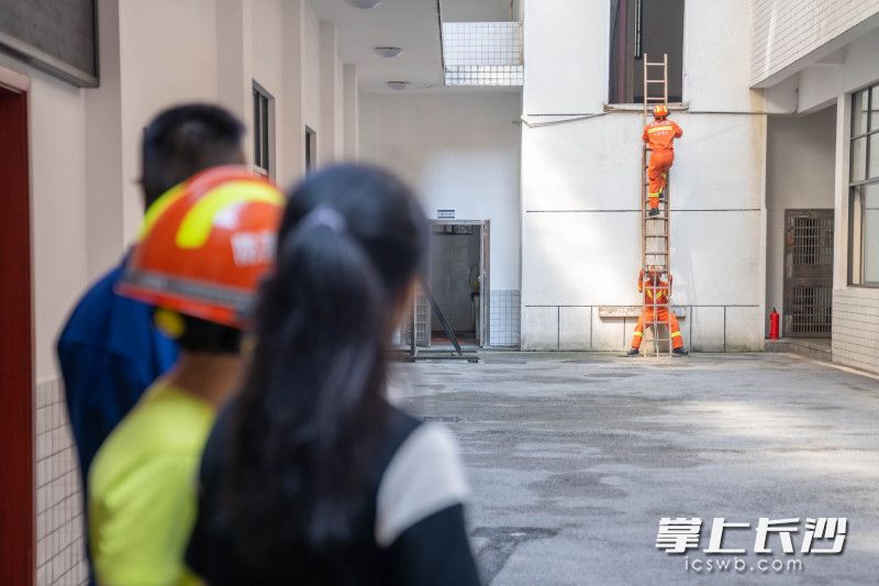 7月6日，天心区消防救援大队向为消防车带路的长沙少年李晨曦和李晨辉姐弟俩发出邀请，请他们到劳动路消防救援站，一起走进消防大队参观、体验消防生活。  均为长沙晚报全媒体记者 周数邑 冯启阳 实习生 周思怡 摄影报道