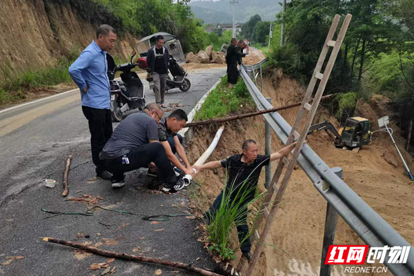 月田镇相思山村工作队协助抢修水毁道路，自来水管。.jpg