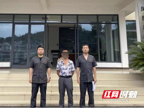 凤凰法院执行干警依法将被执行人吴某军移交拘留所.jpg