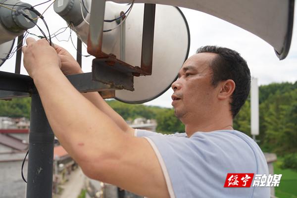 绥宁：应急广播服务队冒酷暑保畅通(图2)