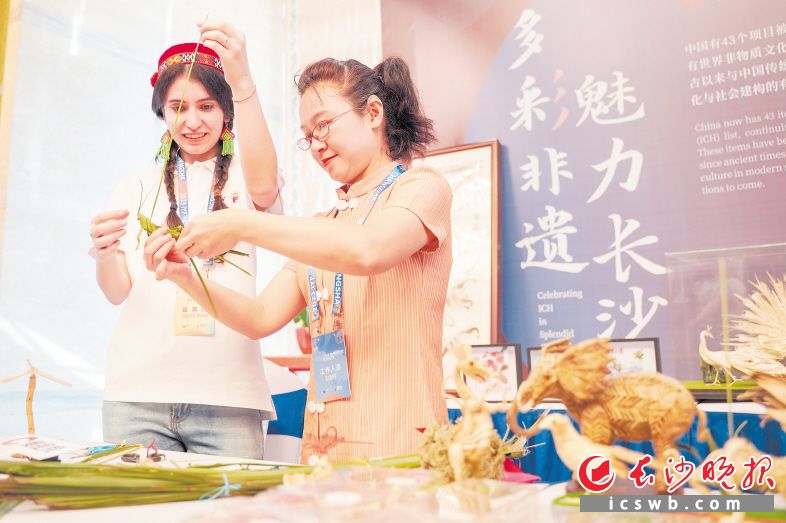 6月26日，“一带一路”沿线国家青年代表体验中国非遗技艺。