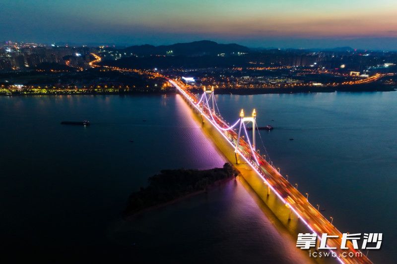 夜幕下的三汊矶大桥。
