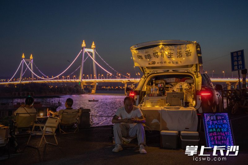 江边，移动餐车正在兜售咖啡。