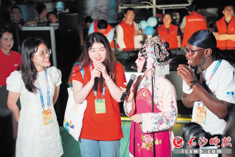 6月27日晚，“一带一路”沿线国家青年代表在花鼓戏演员陈雨晴的带领下学习唱戏。