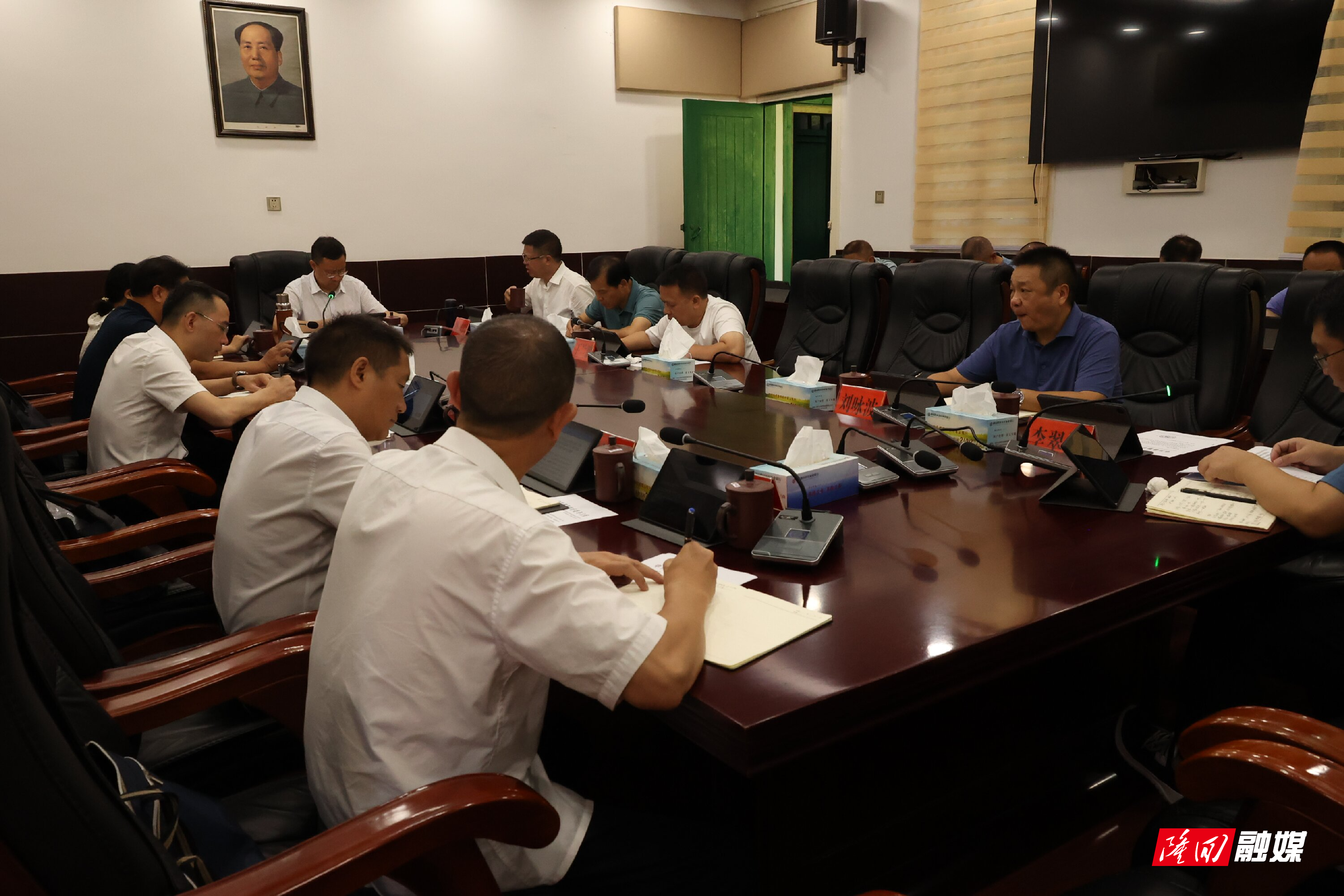 刘军主持召开2023年第14次县委常委会会议(图1)