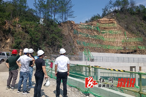 7.11深子湖水库边坡现场500.jpg