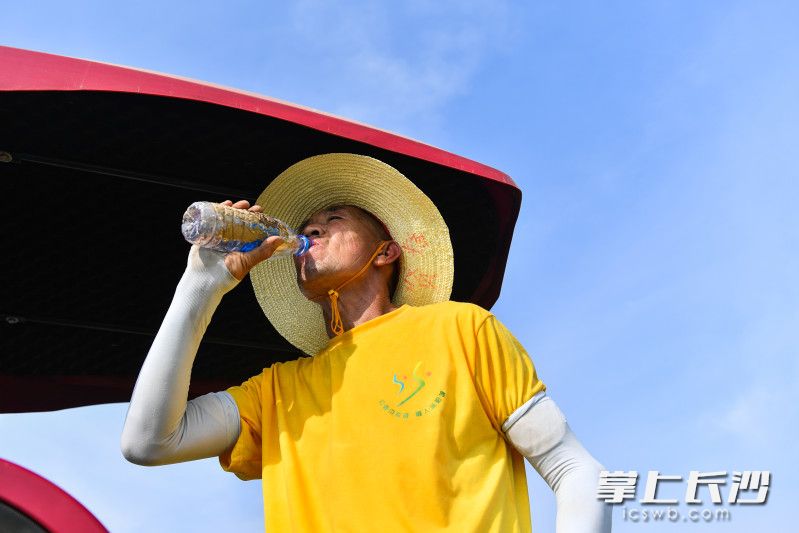 高温下，罗师傅喝水解渴。