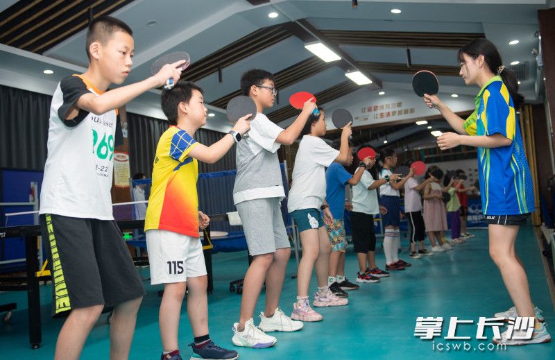 在东山全民健身中心，学生们正在参加乒乓球免费培训的第一课。均为长沙晚报全媒体记者 邹麟 摄