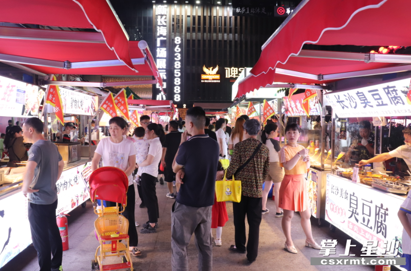 星沙热闹的夜市。苏铃惠 摄