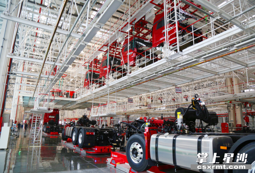 今年以来，长沙县重大项目一路高歌。图为三一智联重卡项目生产车间。蒋炼 摄