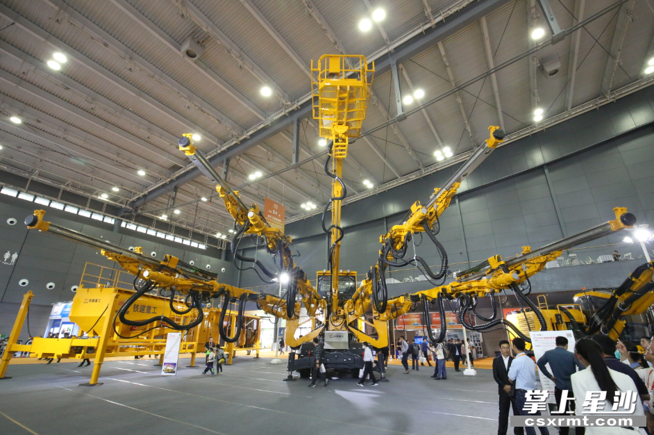 铁建重工ZYS134全电脑四臂凿岩台车。吴俊贤 摄