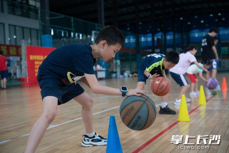 在东山全民健身中心，学生们正在参加免费篮球培训。