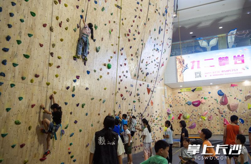 在九二攀岩贺龙馆，学生们正在参加暑假免费培训。