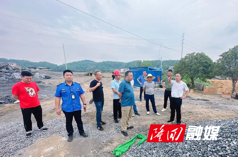 隆回城管联合多部门开展建筑工地扬尘污染整治(图1)