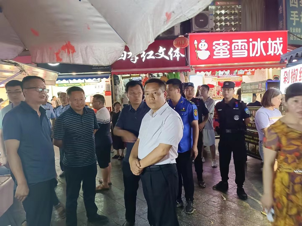 隆回多部门联合开展夜市整治 杨方且参加(图1)