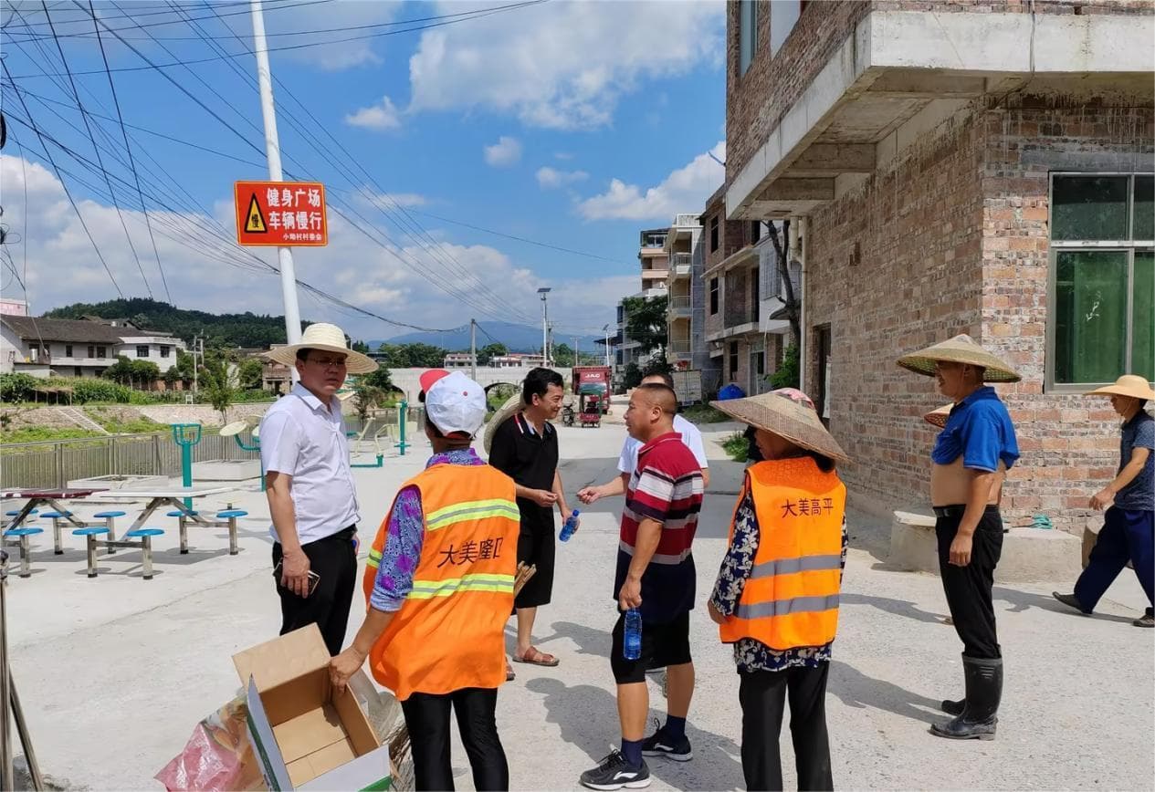 高平镇纪委工作人员在小坳村向群众了解村居环境卫生情况。单位供图