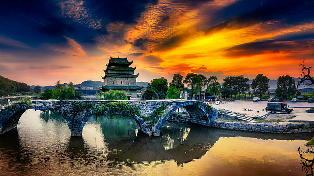 A beautiful sunset appears over ancient Yongzhou City, Hunan Province. /CFP