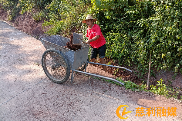 群众代表清理路面 (1).jpeg
