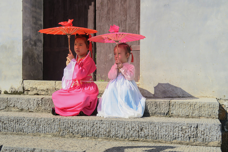 Children dressed in traditional Chinese clothing enjoy their trip to Liuzi Street, Yongzhou City, Hunan Province. /CFP