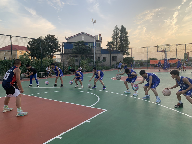 每天傍晚，乔口镇柳林江村篮球场上会准时出现一群身姿矫健的少年。长沙晚报全媒体记者 朱华 摄