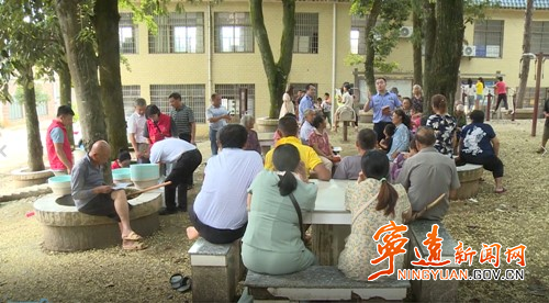 宁远：大树下的普法课堂  让普法宣讲“活”起来_副本500.jpg