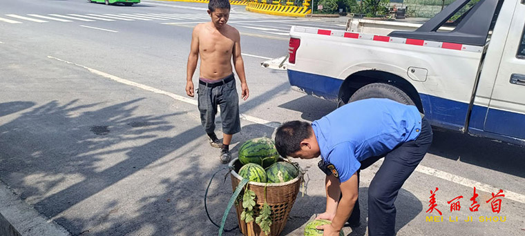 惠农便民 吉首城管设置夏季瓜果临时销售点3.jpg