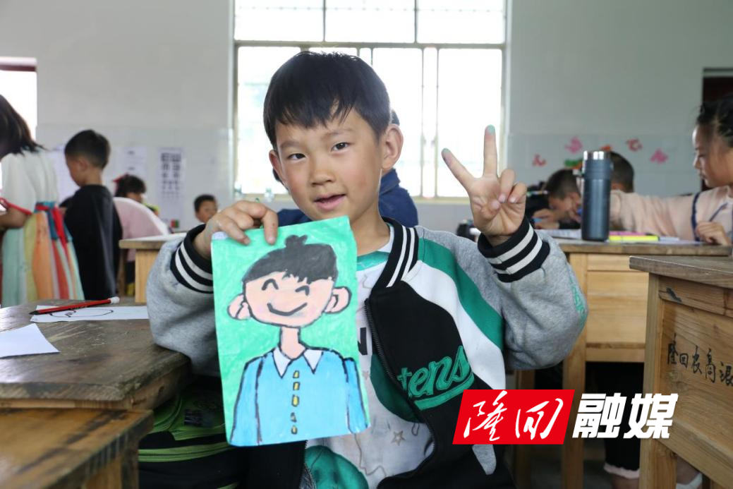 湖南师范大学外国语学院赴草原学校暑期社会实践团开展“画在花瑶，创艺无限”校园美术节活动(图2)