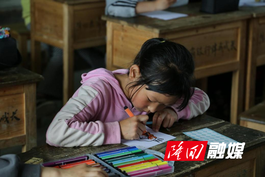 湖南师范大学外国语学院赴草原学校暑期社会实践团开展“画在花瑶，创艺无限”校园美术节活动(图1)