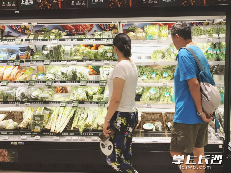 消费者正在选购新鲜蔬菜。