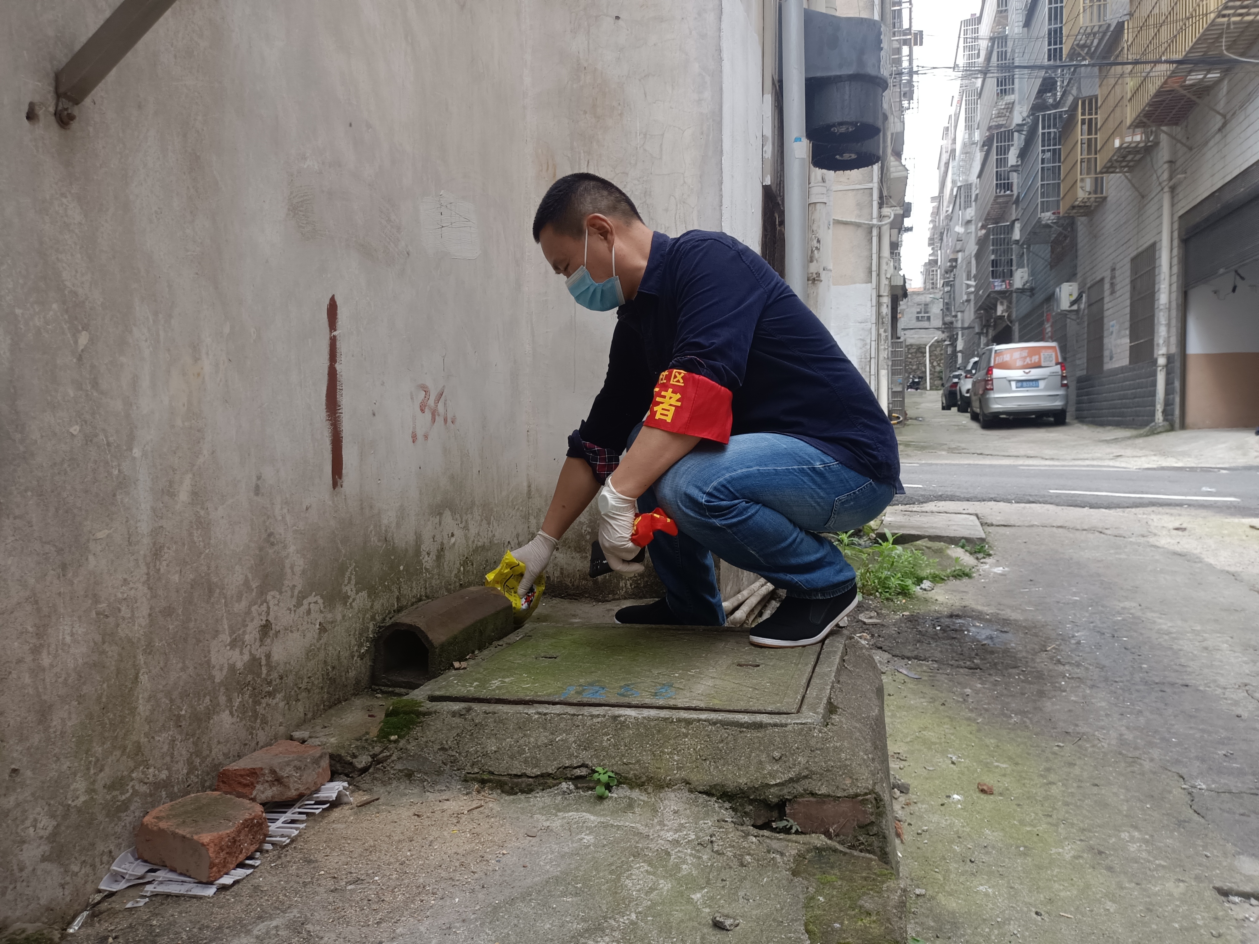 2023年7月20日在海棠社区辖区开展“鼠药投放 打造健康社区”志愿活动 (2).jpg 2023年7月20日在海棠社区辖区开展“鼠药投放 打造健康社区”志愿活动 (2).jpg