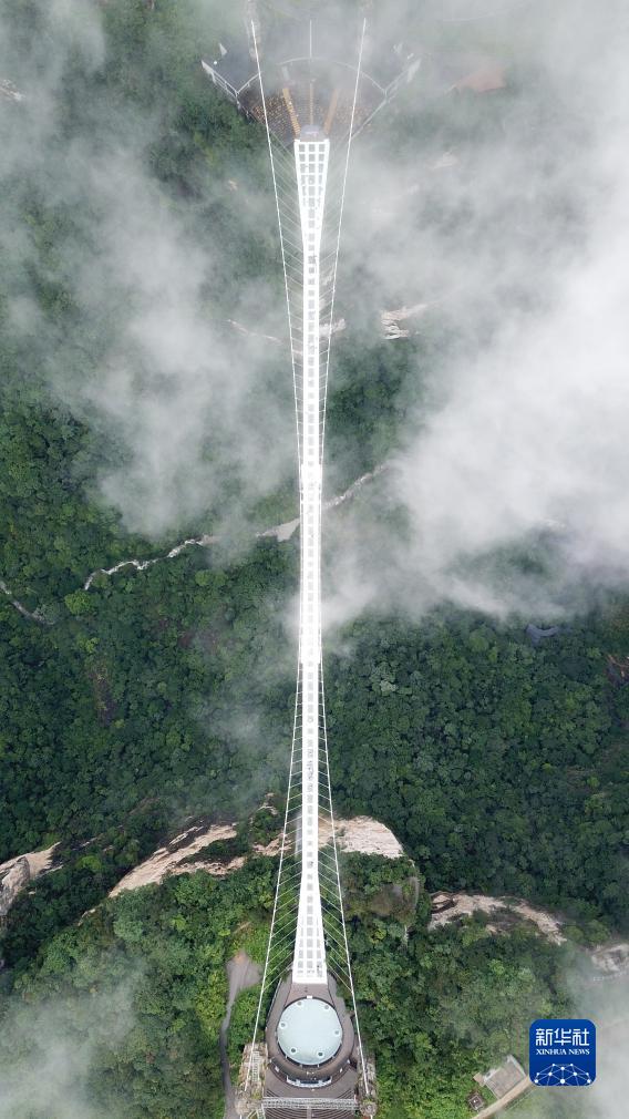 湖南张家界：旅游业持续“升温” 景区迎客流高峰