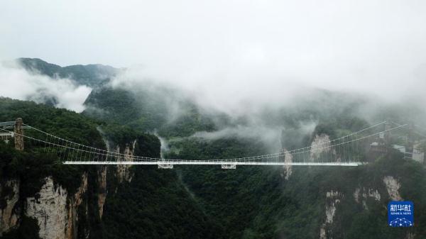 湖南张家界：旅游业持续“升温” 景区迎客流高峰