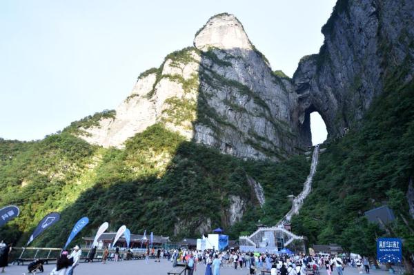 湖南张家界：旅游业持续“升温” 景区迎客流高峰