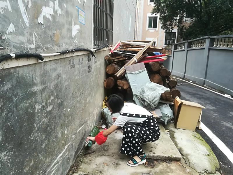 2023年7月20日在海棠社区辖区开展“鼠药投放 打造健康社区”志愿活动 (1).jpg 2023年7月20日在海棠社区辖区开展“鼠药投放 打造健康社区”志愿活动 (1).jpg