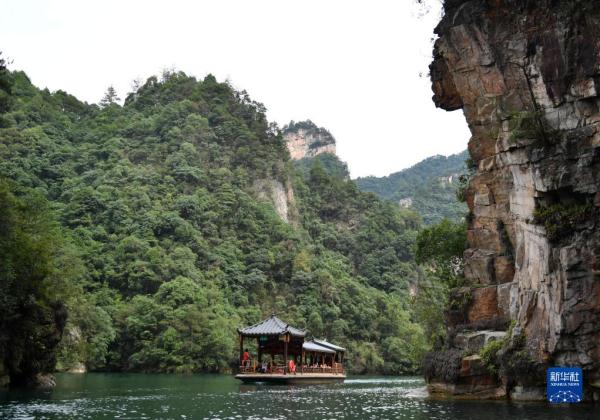 湖南张家界：旅游业持续“升温” 景区迎客流高峰