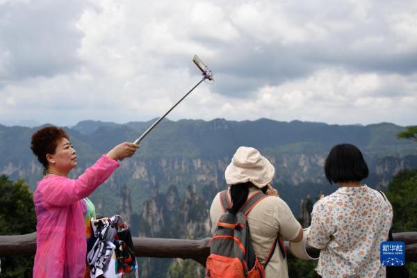 湖南张家界：旅游业持续“升温” 景区迎客流高峰