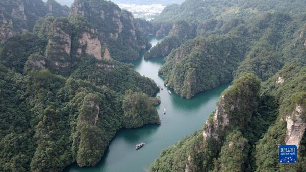 湖南张家界：旅游业持续“升温” 景区迎客流高峰