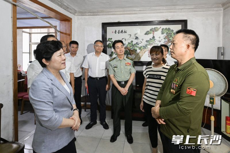 吴桂英慰问伤残退役军人付国家。