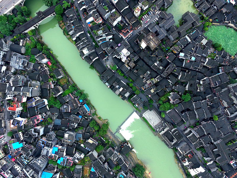 An aerial photo shows the network of streets in Qianzhou Ancient Town in Jishou City, Xiangxi Tujia and Miao Autonomous Prefecture, Hunan Province. /CFP