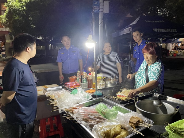 图三整治工作组工作人员对占道经营的摊点商贩进行劝离，作好耐心的解释、宣传工作。.jpg