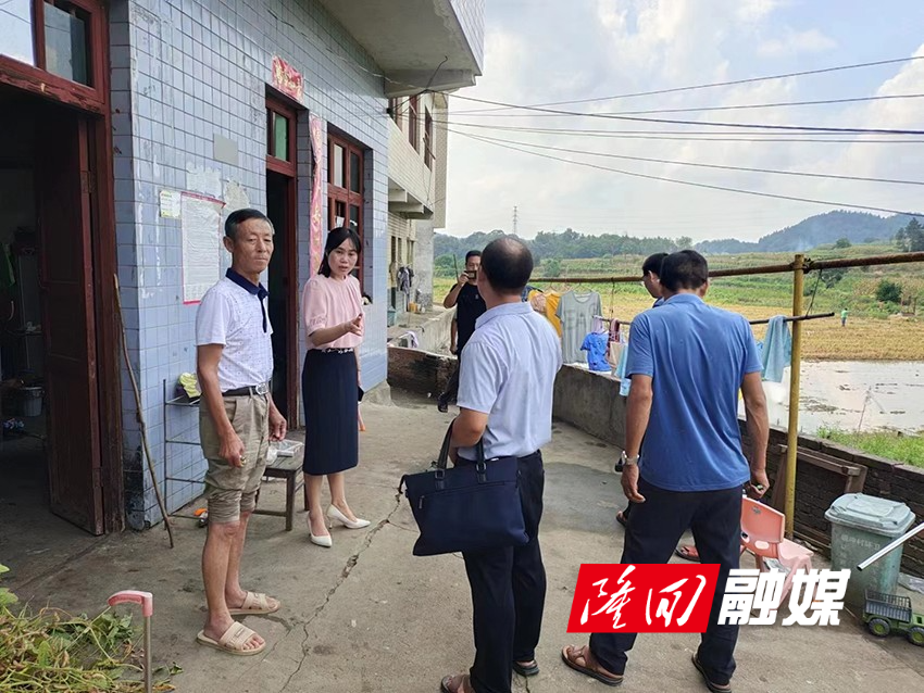 胡江南督导人居环境卫生整治工作(图1)
