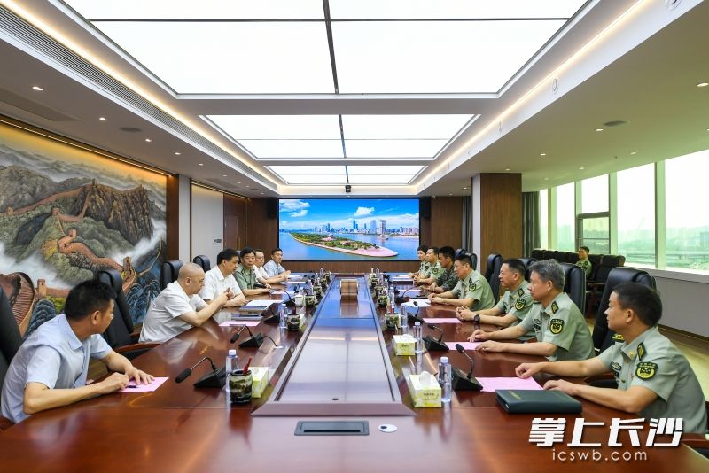 周海兵在武警湖南总队走访慰问。长沙晚报全媒体记者 郭雨滴 摄