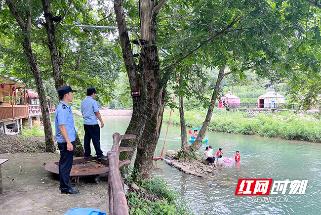 沅陵基层派出所民辅警巡河。宋清华 摄影.jpg