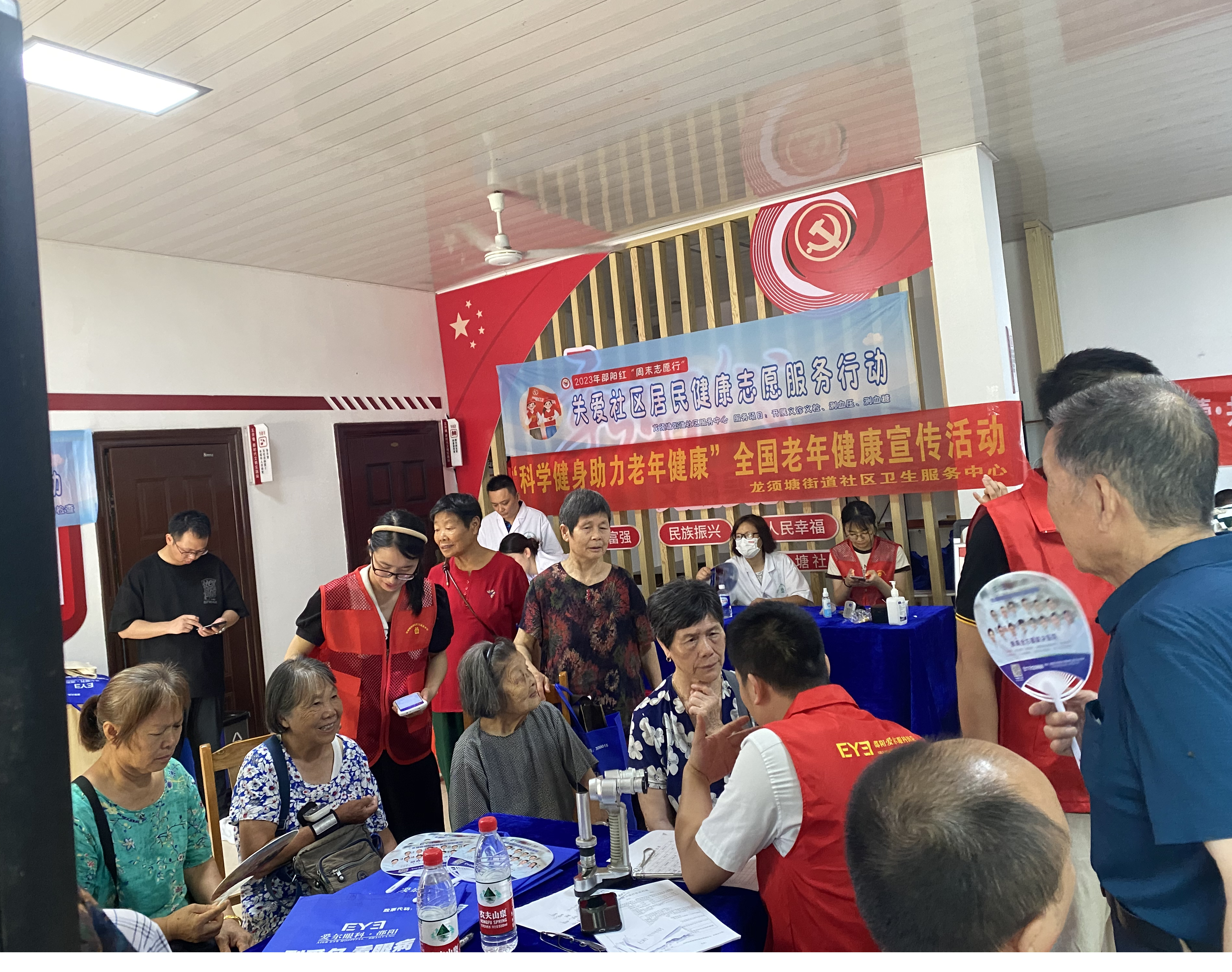 龙须塘街道开展全国老年健康宣传周(图1)