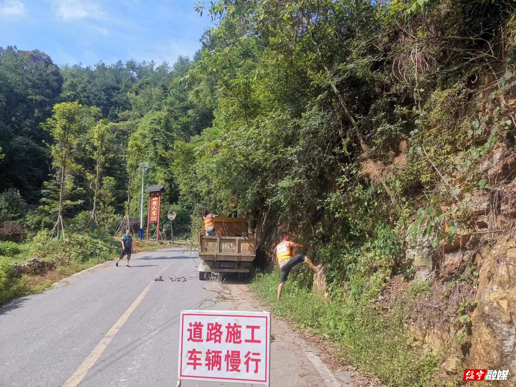 绥宁县公路建设养护中心：清障保畅 优化黄桑景区公路服务(图1)