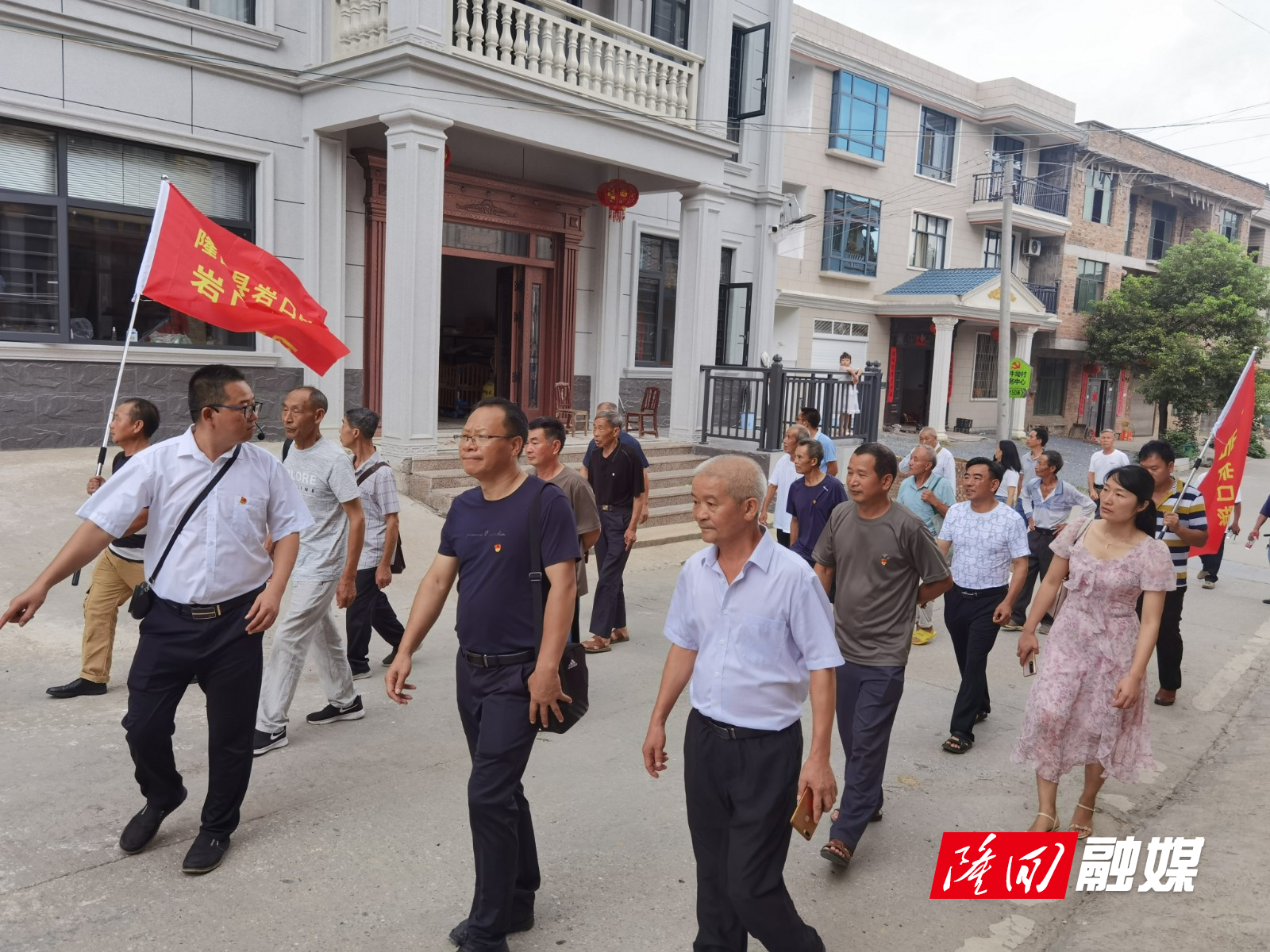 隆回县财政局：“学先进 强思想 促发展” 主题党日活动开到乡村振兴示范村(图2)