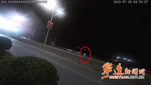 千钧一发！民警深夜成功救下轻生女子_副本500.jpg